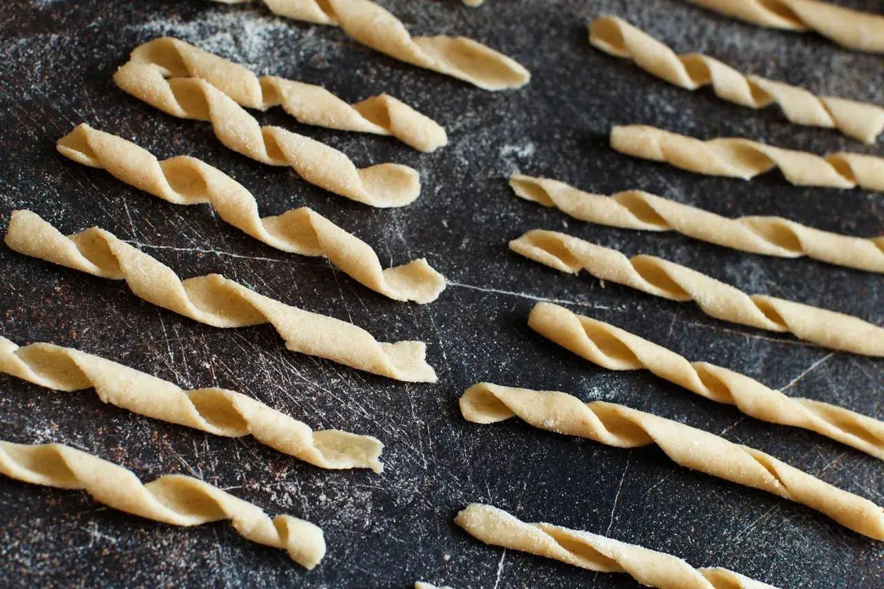 Pasta fresca a forma di fusilli, pronta per essere cucinata. I sapori nostrani di Sternatia prendono forma in questa deliziosa pasta fatta in casa.
