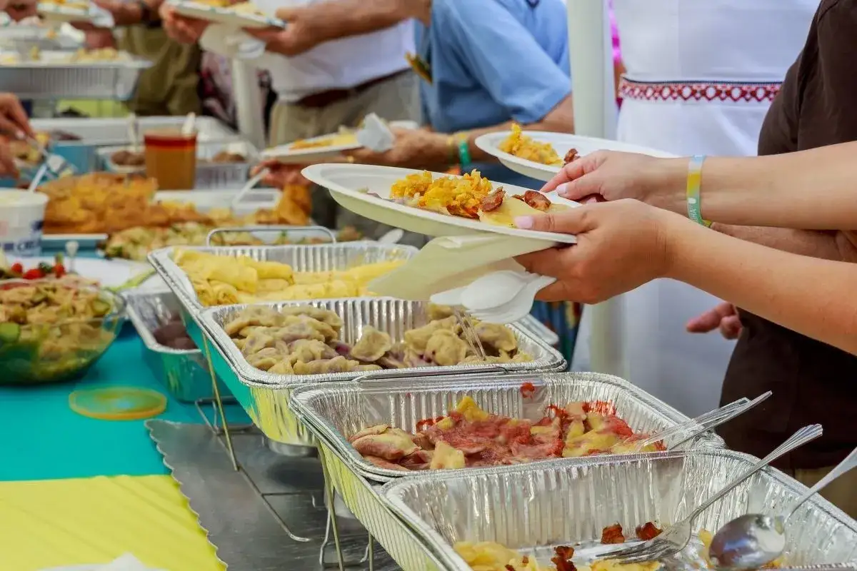 Un banchetto all'aperto con tante pietanze, un assaggio delle sagre Salento agosto.
