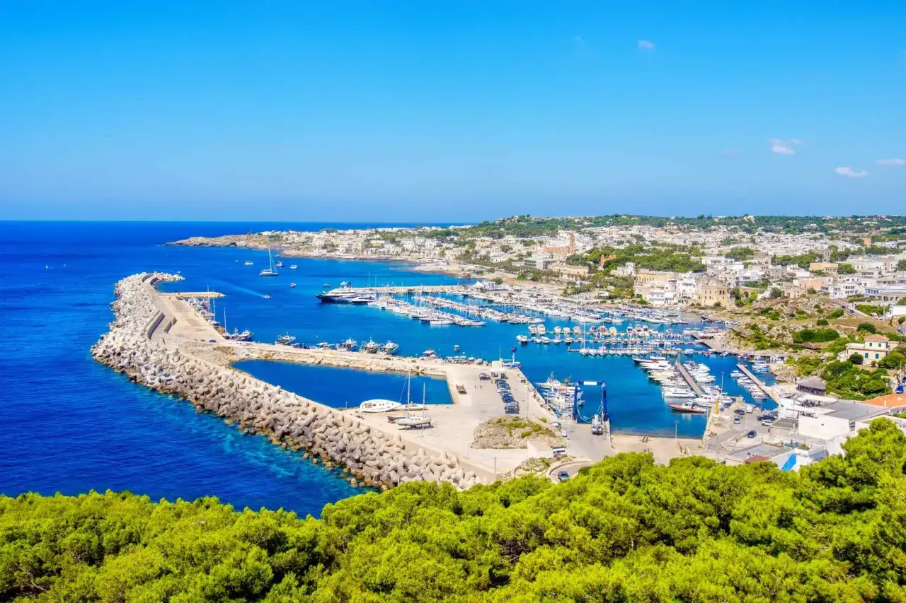 Porto turistico di Santa Maria di Leuca, dove si trova la punta del Salento, con barche e case bianche.