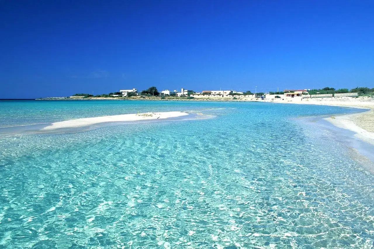 Acque cristalline e sabbia bianca a Punta Prosciutto, uno dei lidi migliori del Salento.