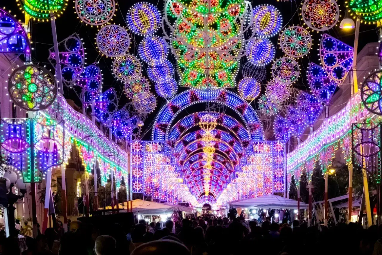 Un tunnel di luci colorate illumina le strade di Gallipoli durante le feste. Un'esplosione di gioia e tradizione.