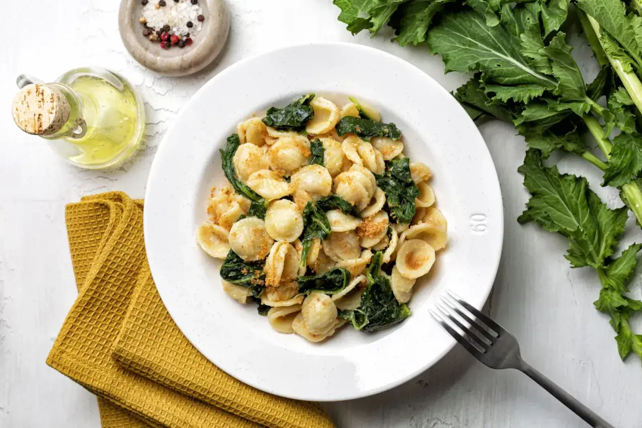 Orecchiette con cime di rapa, uno dei piatti tipici pugliesi più amati. Un sapore autentico che sa di casa.