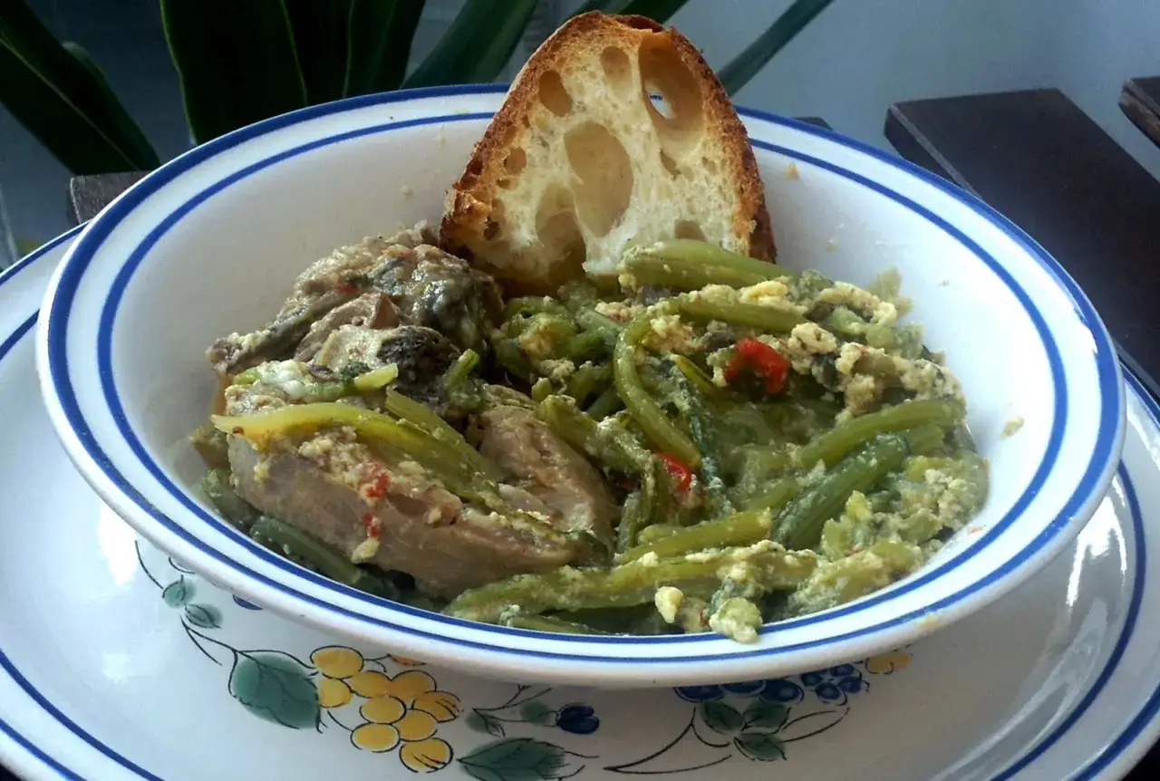 Un piatto ricco di sapori autentici: carne tenera e verdure saltate, un assaggio dei primi piatti foggiani, accompagnato da pane casereccio.
