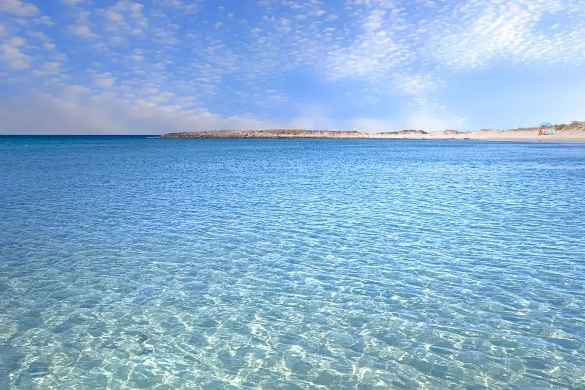 Acque cristalline e sabbia dorata a Presicce Lido Marini, un paradiso pugliese.