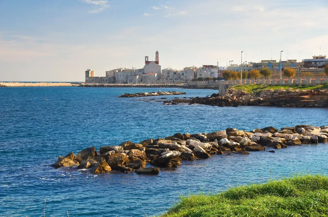 Scogliera e citt&agrave; sul mare, un luogo che invita al brindisi.
