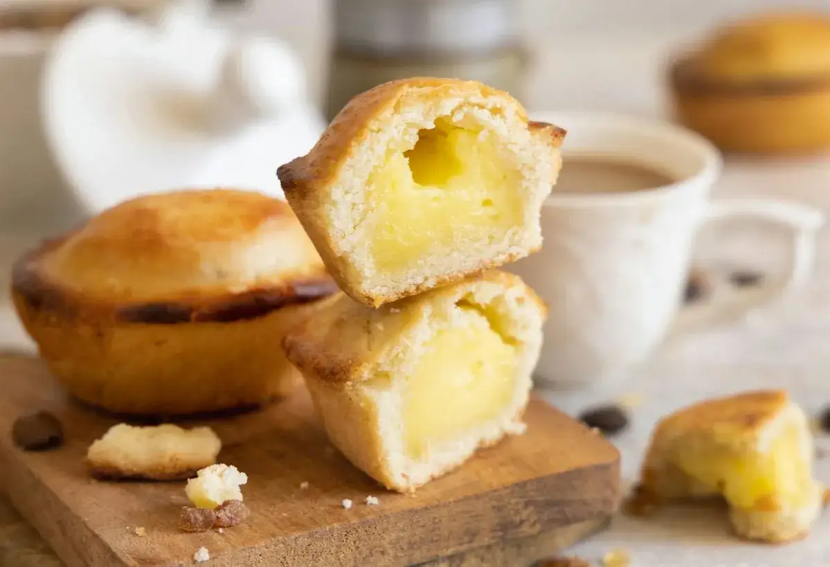 Dolcetti ripieni di crema, un assaggio degli antichi sapori del Salento. Perfetti per un menu speciale.