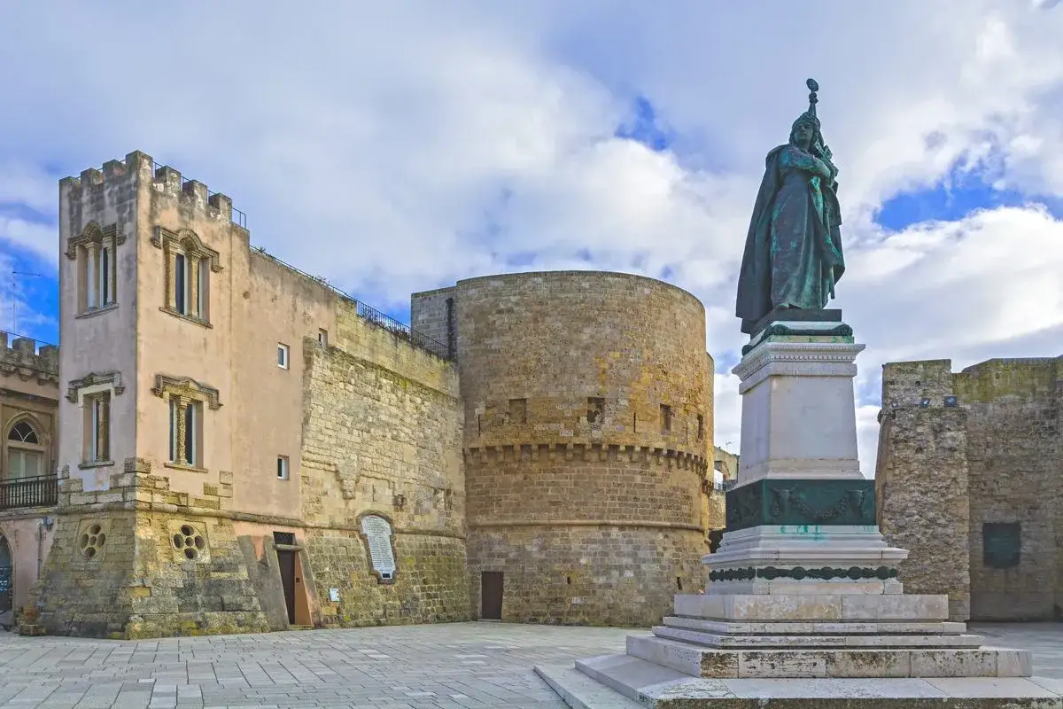 Piazza con statua e Castello Aragonese, un must per chi visita Otranto cosa vedere.