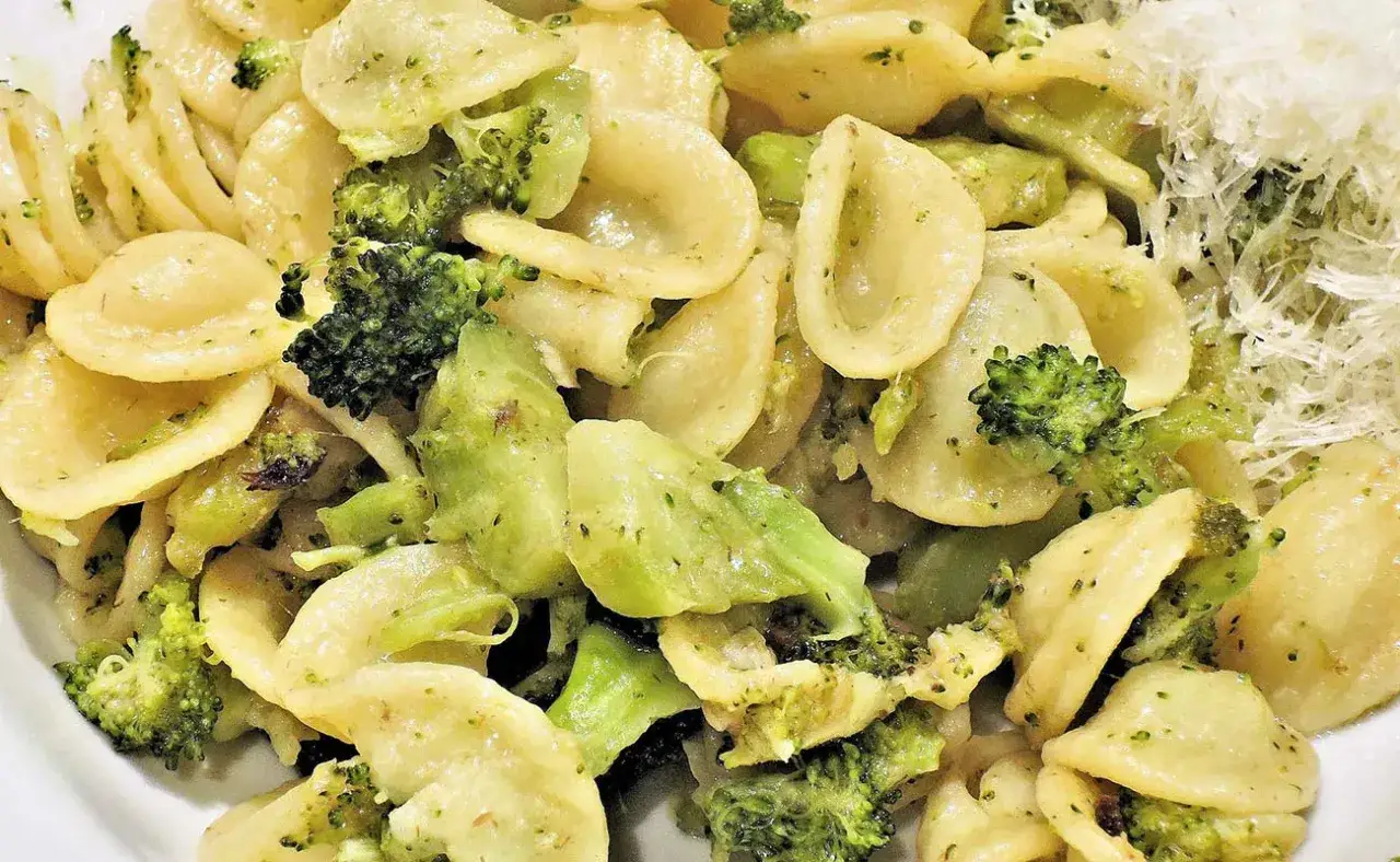 Orecchiette con cime di rapa, un classico dei ristoranti tipici pugliesi, condite con un filo d'olio e una spolverata di formaggio grattugiato.