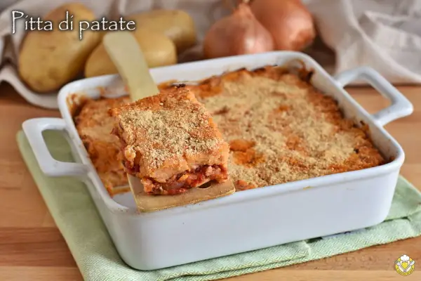 Una fetta di focaccia di patate ripiena pugliese dorata e croccante, servita da una teglia bianca.