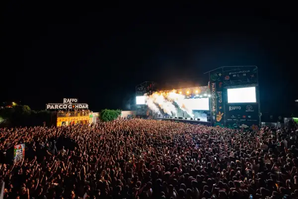 La folla in delirio a Gallipoli per la movida di Parco Gondar. Fumo e luci sul palco per un concerto indimenticabile.