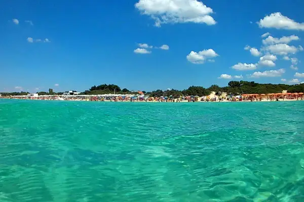 Acque cristalline e una spiaggia affollata di ombrelloni colorati: il **miglior lido Torre Lapillo** per una giornata di sole indimenticabile.