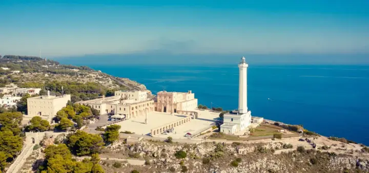 Il Santuario di Santa Maria di Leuca e il suo faro dominano la costa rocciosa. Un luogo imperdibile per scoprire cosa vedere a Leuca, con il blu del mare a fare da cornice.