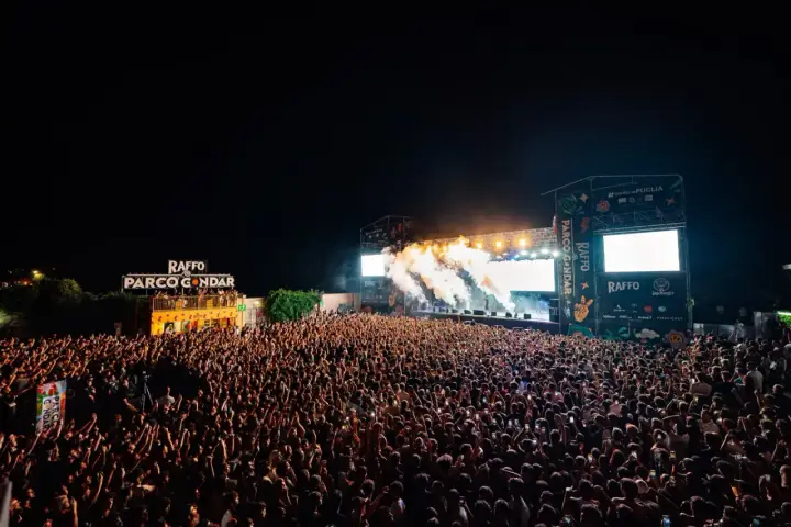La folla in delirio a Gallipoli per la movida di Parco Gondar. Fumo e luci sul palco per un concerto indimenticabile.