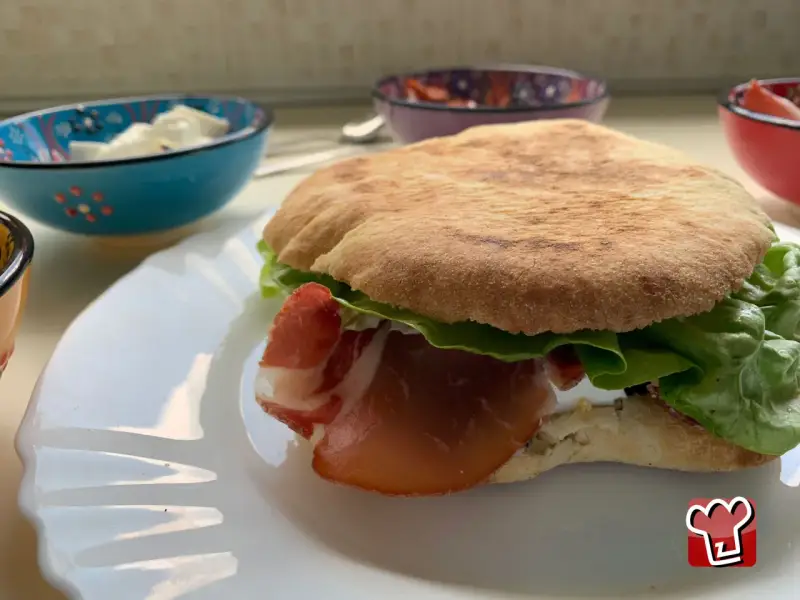 Puccia salentina con prosciutto e lattuga. Un'idea semplice su come condire la puccia salentina per un pasto gustoso.